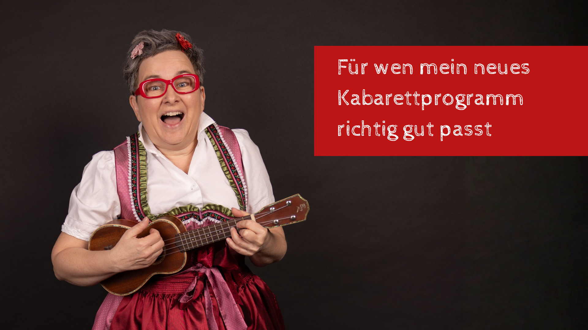 Blog Musikkabarett für wen Sabine Falk alias Hanni Ahorn singend an der Ukulele im Musikkabarett